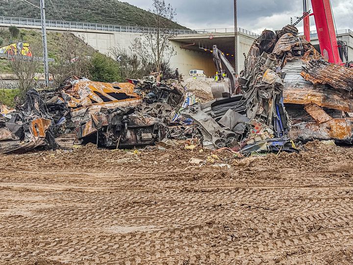 Τα κατεστραμμένα βαγόνια και τα συντρίμμια μεταφέρονται από το σημείο της σύγκρουσης σε φορτηγά και τρένα. Τεχνικό συνεργείο απομακρύνει συντρίμμια και ανυψώνει μεγάλα τμήματα των βαγονιών του τρένου μέσω γερανών μετά το τέλος της επιχείρησης έρευνας και διάσωσης που ολοκληρώθηκε στο σιδηροδρομικό δυστύχημα στην κοιλάδα των Τεμπών κοντά στην πόλη της Λάρισας. Σύμφωνα με τις αρχές τουλάχιστον 57 άνθρωποι σκοτώθηκαν και δεκάδες τραυματίστηκαν μετά τη μετωπική σύγκρουση των δύο αμαξοστοιχιών, μιας επιβατικής αμαξοστοιχίας της Hellenic Train που μετέφερε 350 επιβάτες και μιας εμπορικής εμπορευματικής αμαξοστοιχίας. Πρόκειται για μία από τις πιο θανατηφόρες σιδηροδρομικές καταστροφές στην Ευρώπη. 5 Μαρτίου 2023 Τέμπη, Ελλάδα (Photo by Nicolas Economou/NurPhoto via Getty Images)