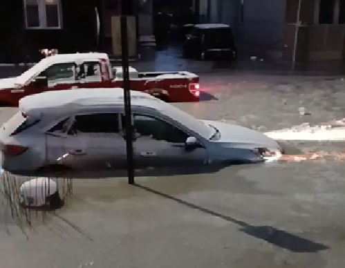 Πολικό ψύχος στο Ντιτρόιτ - Πλημμύρισαν δρόμοι από διαρροή και πάγωσαν