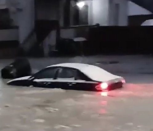 Πολικό ψύχος στο Ντιτρόιτ - Πλημμύρισαν δρόμοι από διαρροή και πάγωσαν