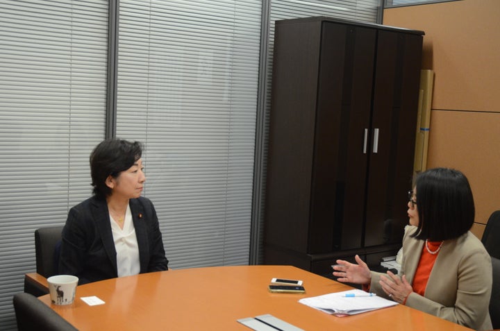 野田聖子さん（左）に話を聞く山本恵子さん