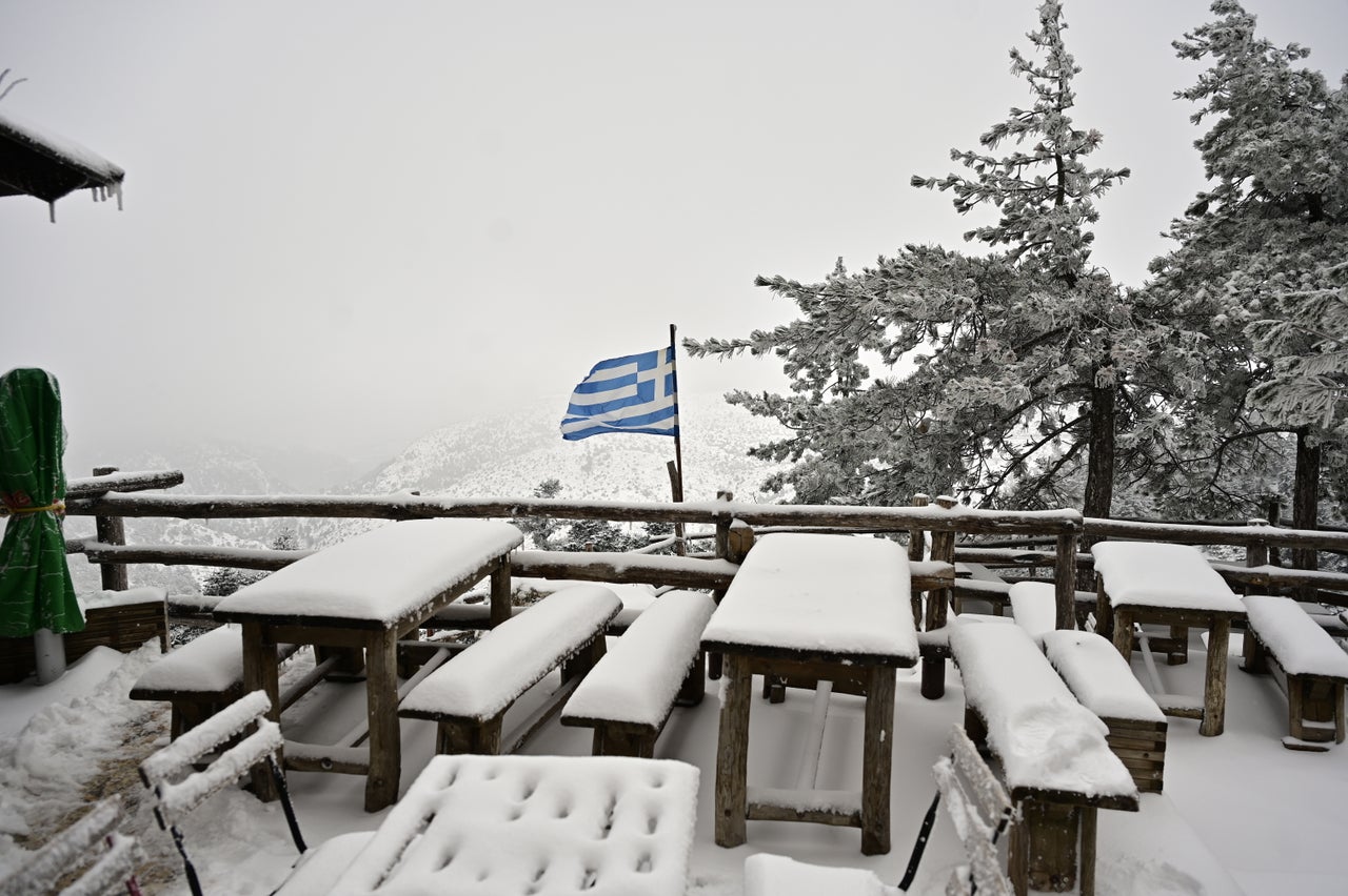 Χιονόπτωση στην Πάρνηθα - εικόνα από το καταφύγιο στο Μπάφι που "ντύθηκε" στα λευκά, Παρασκευή 21 Φεβρουαρίου 2025. (ΜΙΧΑΛΗΣ ΚΑΡΑΓΙΑΝΝΗΣ/EUROKINISSI)