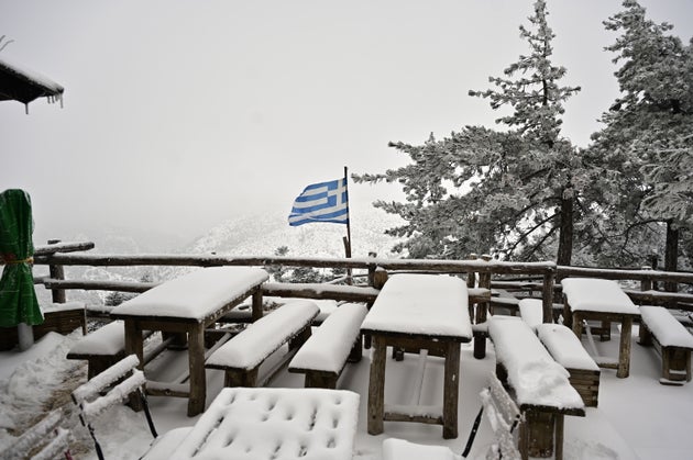 Χιονόπτωση στην Πάρνηθα - εικόνα από το καταφύγιο στο Μπάφι που 