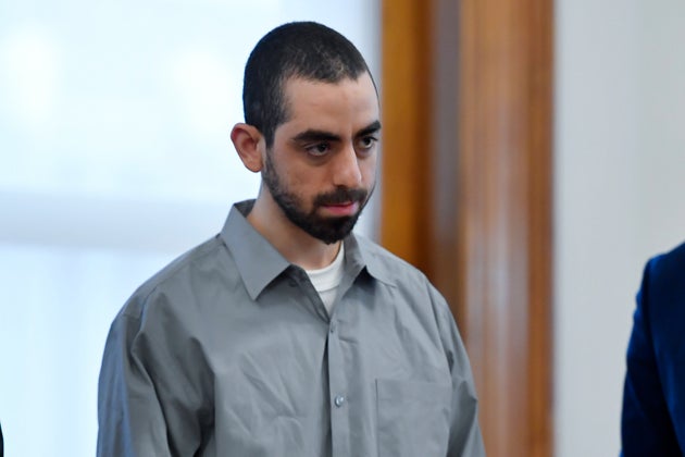 Ο Hadi Matar, κατηγορούμενος για τον σοβαρό τραυματισμό του συγγραφέα Salman Rushdie σε μια επίθεση με μαχαίρι το 2022, στέκεται στο δικαστήριο της κομητείας Chautauqua στο Mayville της Νέας Υόρκης, Παρασκευή, 21 Φεβρουαρίου 2025. (AP Photo/Adrian Kraus)