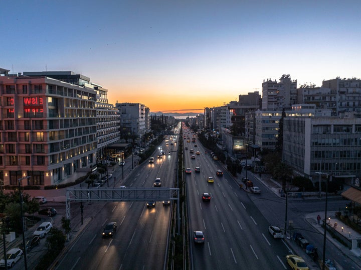 Μια Γέφυρα Μουσικής Πάνω από τη Συγγρού μεταξύ της Στέγης του Ιδρύματος Ωνάση και του Παντείου Πανεπιστημίου.