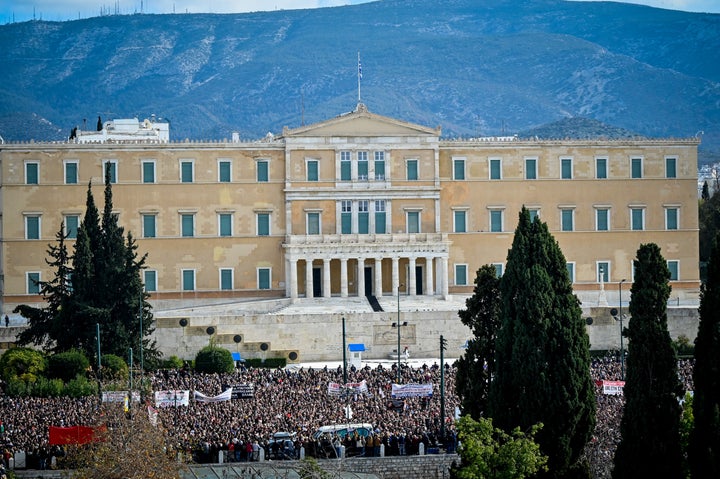 Στιγμιότυπο από το συλλαλητήριο στην πλατεία Συντάγματος για το σιδηροδρομικό δυστύχημα στα Τέμπη, με συνθήματα Κυριακή 26 Ιανουαρίου 2025.