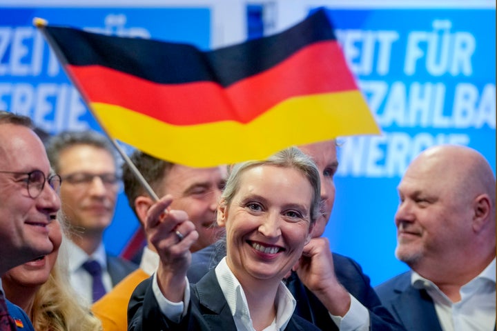 Η αρχηγός του ακροδεξιού AfD Alice Weidel ανεμίζει τη γερμανική σημαία στα κεντρικά γραφεία του κόμματος AfD στο Βερολίνο, Γερμανία, Κυριακή 23 Φεβρουαρίου 2025, μετά τις γερμανικές εθνικές εκλογές. (AP Photo/Michael Probst)