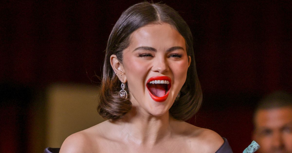 NextImg:Here's What Selena Gomez Mouthed When She Won A SAG Award