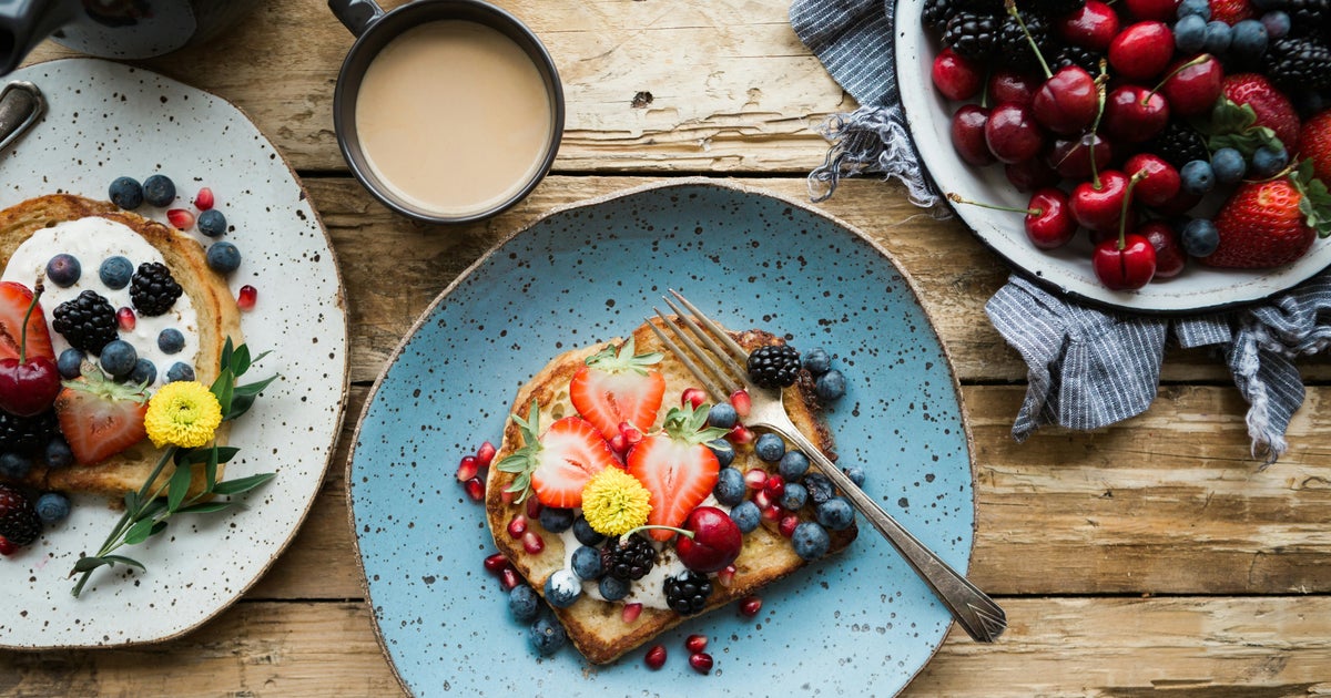 I Asked A Longevity Expert The Best Time To Eat Breakfast ― Here's What They Said