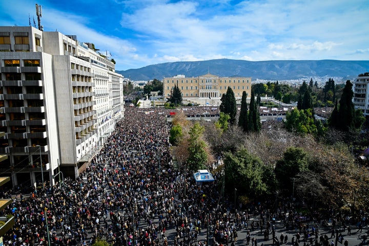 Συλλαλητήριο στην πλατεία Συντάγματος για το σιδηροδρομικό δυστύχημα στα Τέμπη, με συνθήματα "Δεν έχω οξυγόνο" και "Κανένα έγκλημα χωρίς τιμωρία", από τον "Σύλλογο Πληγέντων Δυστυχήματος Τεμπών", Κυριακή 26 Ιανουαρίου 2025. 