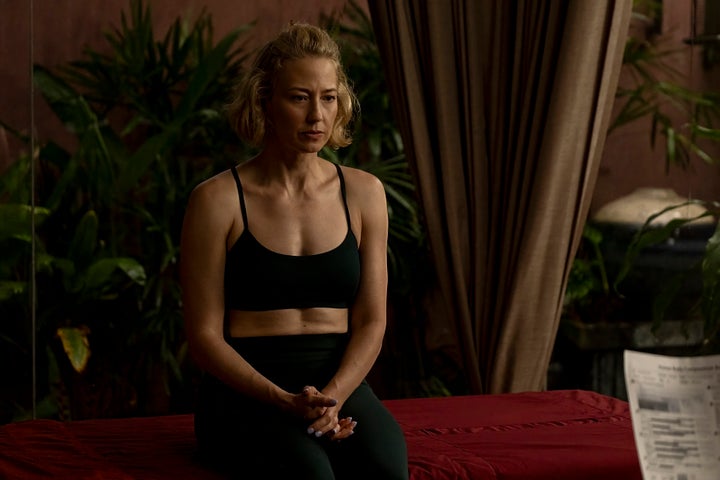 Na terceira temporada de "O lótus branco," Carrie Coon interpreta o homem estranho em um trio de amizade.
