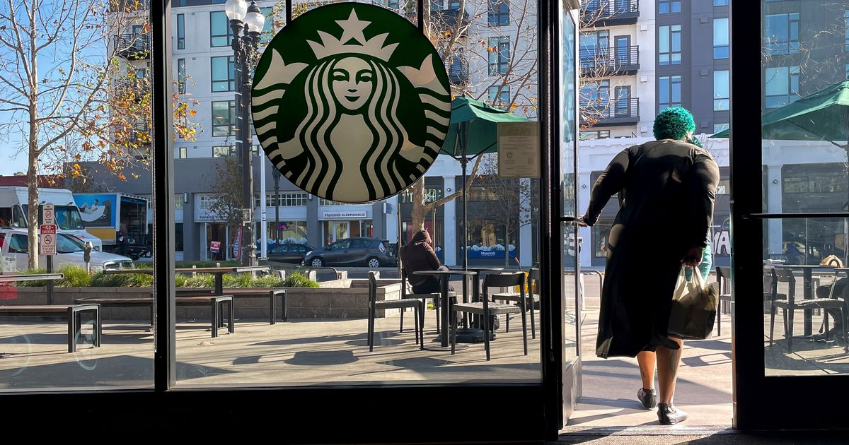 NextImg:Starbucks Lays Off 1,100 Amid Streamlining Move