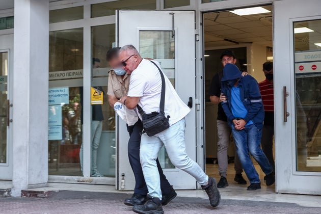 Δικαστήρια Πειραιά: Απολογία του καπετάνιου και των μελών του πληρώματος Blue Horizon για τον θάνατο του 36χρονου Αντώνη Καργιώτη.