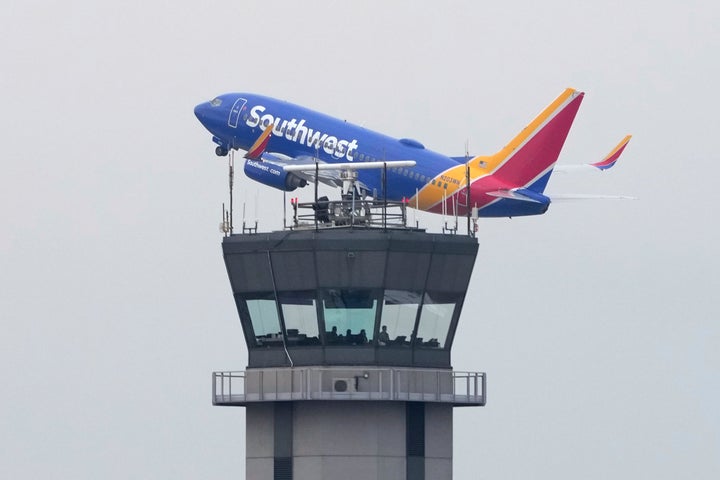 シカゴ・ミッドウェー国際空港を離陸するサウスウエスト航空機。2023年1月11日撮影