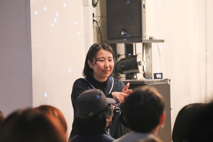 コンサート手話通訳として活動する長谷川恵美理さん