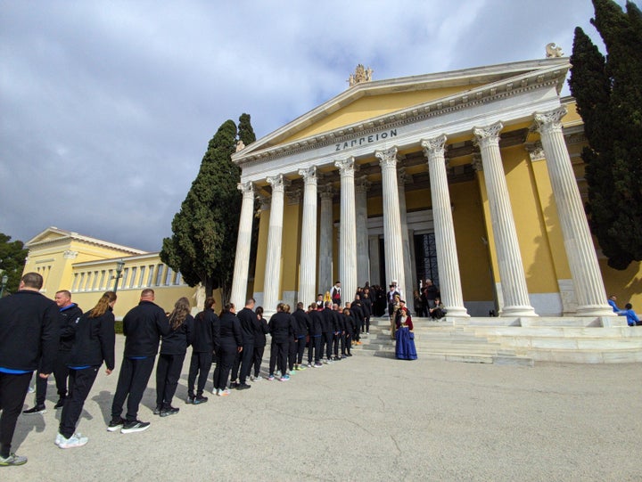 Τελευταίες προετοιμασίες έξω από το Ζάππειο Μέγαρο, λίγο πριν την έναρξη της Τελετή Αφής Φλόγας της Ελπίδας - Τρίτη, 25 Φεβρουαρίου 2025