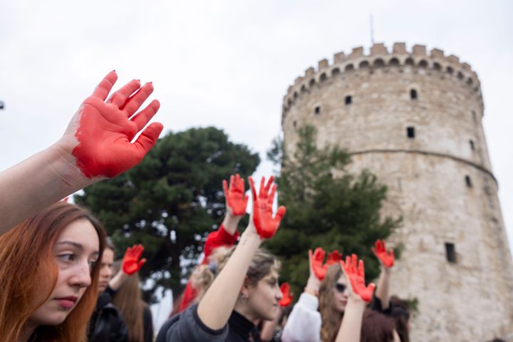 Φοιτητές και φοιτήτριες διαμαρτύρονται για τη σιδηροδρομική τραγωδία στα Τέμπη