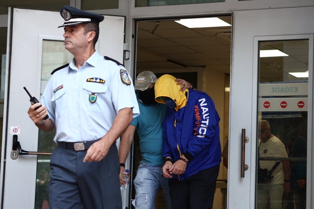 Δικαστήρια Πειραιά: Απολογία του καπετάνιου και των μελών του πληρώματος Blue Horizon για τον θάνατο του 36χρονου Αντώνη Καργιώτη.