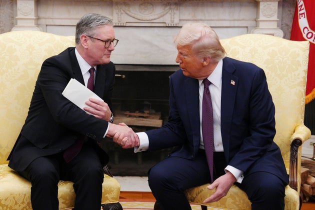 Ο πρόεδρος Ντόναλντ Τραμπ χαιρετά τον Βρετανό πρωθυπουργό Keir Starmer, αριστερά, στον Λευκό Οίκο, την Πέμπτη 27 Φεβρουαρίου 2025, στην Ουάσιγκτον. (Carl Court/Pool via AP)