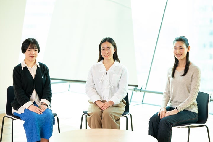 参加者プロフィール（写真左から）戸田桃香さん：大学4年生。大学では、生理用品を無償提供するプロジェクトに参加している。田野恵都さん：大学院修士2年生。「スポーツ×生理」をテーマにした研究・活動をしている。佐々木セナさん：大学4年生。月経不順など、生理の悩みを抱えてきた。（以下敬称略）