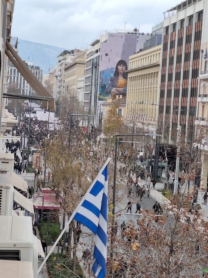 Η Πανεπιστημίου γεμάτη ήδη ως το ύψος της Κοραή