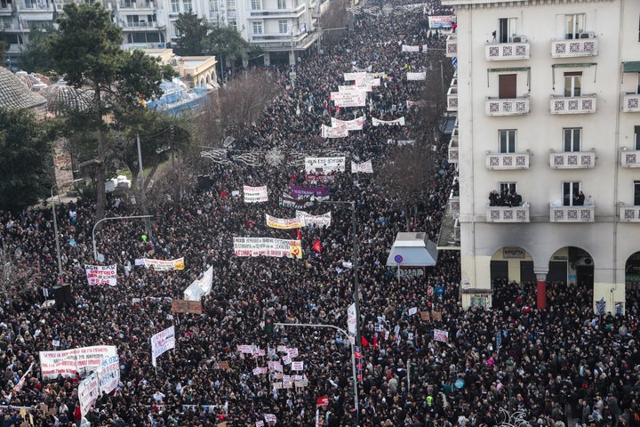 Μαζικές διαδηλώσεις σε όλες τις πόλεις της Ελλάδας για το σιδηροδρομικό δυστύχημα των Τεμπών.