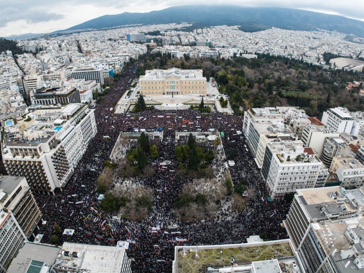 Πανοραμικό στιγμιότυπο από την απεργιακή συγκέντρωση στην πλατεία Συντάγματος στην Αθήνα