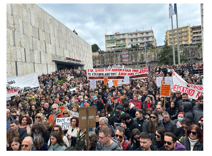 Μαζικές διαδηλώσεις σε όλες τις πόλεις της Ελλάδας για το σιδηροδρομικό δυστύχημα των Τεμπών.