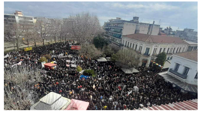 Μαζικές διαδηλώσεις σε όλες τις πόλεις της Ελλάδας για το σιδηροδρομικό δυστύχημα των Τεμπών.