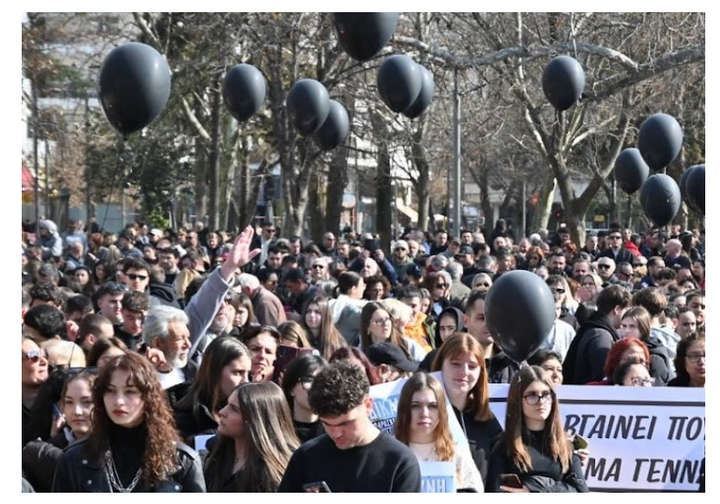 Μαζικές διαδηλώσεις σε όλες τις πόλεις της Ελλάδας για το σιδηροδρομικό δυστύχημα των Τεμπών.