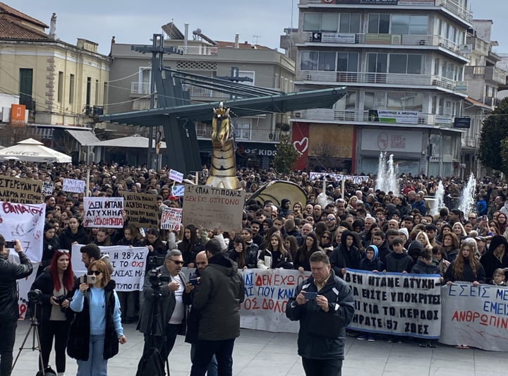 Μαζικές διαδηλώσεις σε όλες τις πόλεις της Ελλάδας για το σιδηροδρομικό δυστύχημα των Τεμπών.