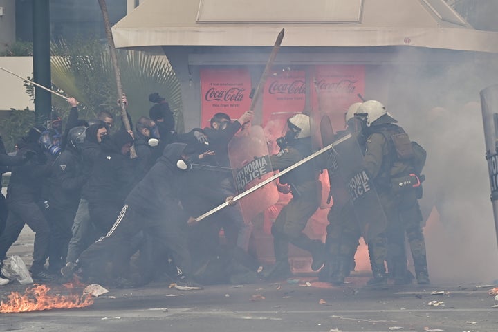 Απεργιακή συγκέντρωση στην πλατεία Συντάγματος στην Αθήνα για τη συμπλήρωση δύο χρόνων από το σιδηροδρομικό δυστύχημα των Τεμπών, που στοίχισε τις ζωές 57 ανθρώπων, Παρασκευή 28 Φεβρουαρίου 2025. Συνδικάτα, ομοσπονδίες, σύλλογοι, ενώσεις, φορείς, οργανώσεις και κινήσεις πολιτών έχουν κηρύξει 24ωρη απεργία, στην μνήμη των θυμάτων με αίτημα να μην υπάρξει καμιά συγκάλυψη και να αποδοθεί δικαιοσύνη.