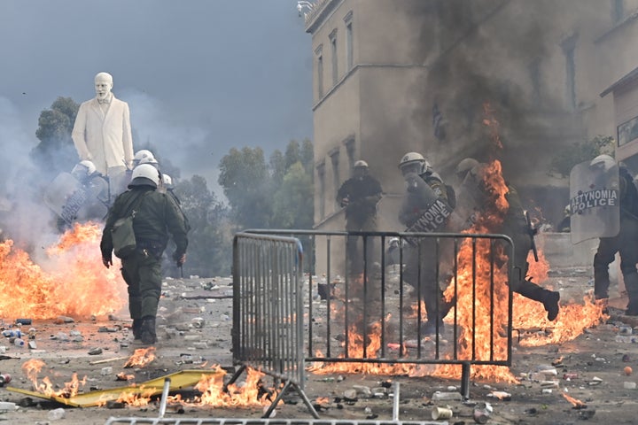 Επεισόδια στην Πλατεία Συντάγματος εν όψει της συγκέντρωσης για τα Τέμπη