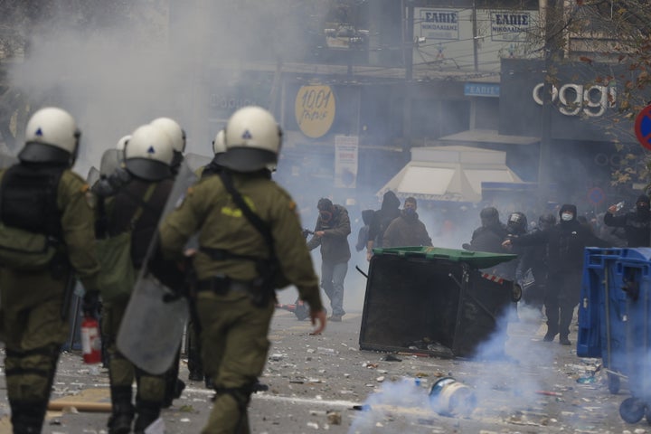 Σοβαρά επεισόδια στο Σύνταγμα μετά το συλλαλητήριο για το δυστύχημα των Τεμπών.