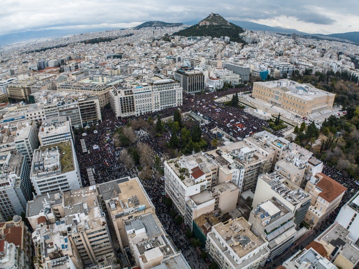 Πανοραμικό στιγμιότυπο που τραβήχτηκε στις 11 π.μ. από την απεργιακή συγκέντρωση στην πλατεία Συντάγματος στην Αθήνα για τη συμπλήρωση δύο χρόνων από το σιδηροδρομικό δυστύχημα των Τεμπών, που στοίχισε τις ζωές 57 ανθρώπων, Παρασκευή 28 Φεβρουαρίου 2025. Συνδικάτα, ομοσπονδίες, σύλλογοι, ενώσεις, φορείς, οργανώσεις και κινήσεις πολιτών έχουν κηρύξει 24ωρη απεργία, στην μνήμη των θυμάτων με αίτημα να μην υπάρξει καμιά συγκάλυψη και να αποδοθεί δικαιοσύνη. (EUROKINISSI)