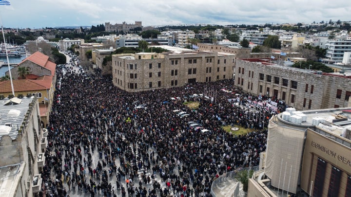 Απεργιακή συγκέντρωση στην Ρόδο, για τη συμπλήρωση δύο χρόνων από το σιδηροδρομικό δυστύχημα των Τεμπών, που στοίχισε τις ζωές 57 ανθρώπων, Παρασκευή 28 Φεβρουαρίου 2025. Συνδικάτα, ομοσπονδίες, σύλλογοι, ενώσεις, φορείς, οργανώσεις και κινήσεις πολιτών έχουν κηρύξει 24ωρη απεργία, στην μνήμη των θυμάτων με αίτημα να μην υπάρξει καμιά συγκάλυψη και να αποδοθεί δικαιοσύνη. (ΑΡΓΥΡΗΣ ΜΑΝΤΙΚΟΣ/EUROKINISSI)