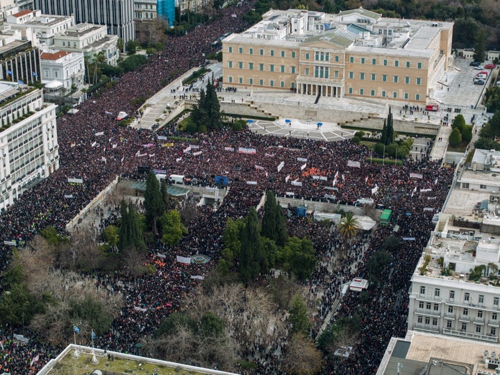 Πανοραμικό στιγμιότυπο που τραβήχτηκε στις 12.15 μ.μ. από την απεργιακή συγκέντρωση στην πλατεία Συντάγματος στην Αθήνα για τη συμπλήρωση δύο χρόνων από το σιδηροδρομικό δυστύχημα των Τεμπών, που στοίχισε τις ζωές 57 ανθρώπων, Παρασκευή 28 Φεβρουαρίου 2025. Συνδικάτα, ομοσπονδίες, σύλλογοι, ενώσεις, φορείς, οργανώσεις και κινήσεις πολιτών έχουν κηρύξει 24ωρη απεργία, στην μνήμη των θυμάτων με αίτημα να μην υπάρξει καμιά συγκάλυψη και να αποδοθεί δικαιοσύνη. (EUROKINISSI)