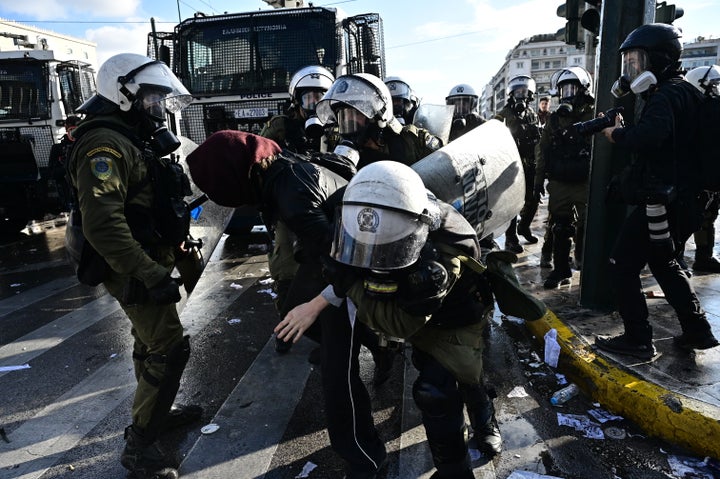 Επεισόδια μετά το τέλος της απεργιακής συγκέντρωσης στην πλατεία Συντάγματος στην Αθήνα για τη συμπλήρωση δύο χρόνων από το σιδηροδρομικό δυστύχημα των Τεμπών, που στοίχισε τις ζωές 57 ανθρώπων, Παρασκευή 28 Φεβρουαρίου 2025. (ΜΙΧΑΛΗΣ ΚΑΡΑΓΙΑΝΝΗΣ/EUROKINISSI)