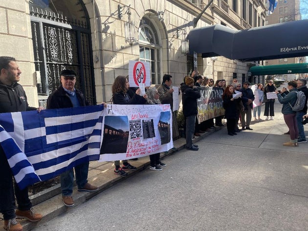 Ομογενείς στην Ν. Υόρκη διαδήλωσαν για τα Τέμπη και ζητούν δικαιοσύνη