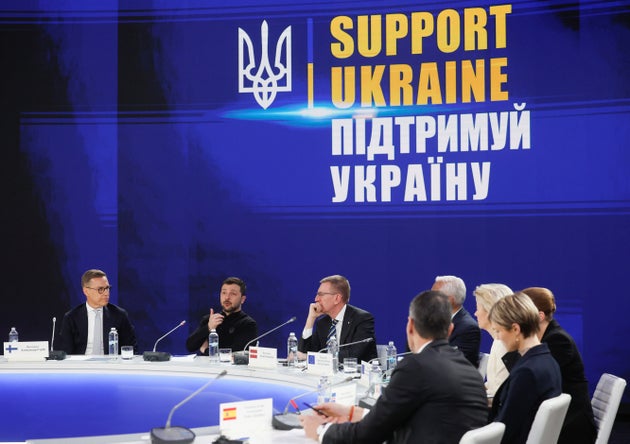 Από αριστερά: Ο πρόεδρος της Φινλανδίας Alexander Stubb, ο πρόεδρος της Ουκρανίας Volodymyr Zelenskiy, ο πρόεδρος της Λετονίας Edgars Rinkevics, ο πρόεδρος του Ευρωπαϊκού Συμβουλίου Antonio Costa, η πρόεδρος της Ευρωπαϊκής Επιτροπής Ursula von der Leyen, η πρωθυπουργός της Δανίας Mette Frederiksen, η πρωθυπουργός της Ισλανδίας Kristrun Frostadottir, ο πρωθυπουργός της Ισπανίας Pedro Sanchez συμμετέχουν σε συνέντευξη Τύπου μετά τη σύνοδο κορυφής 
