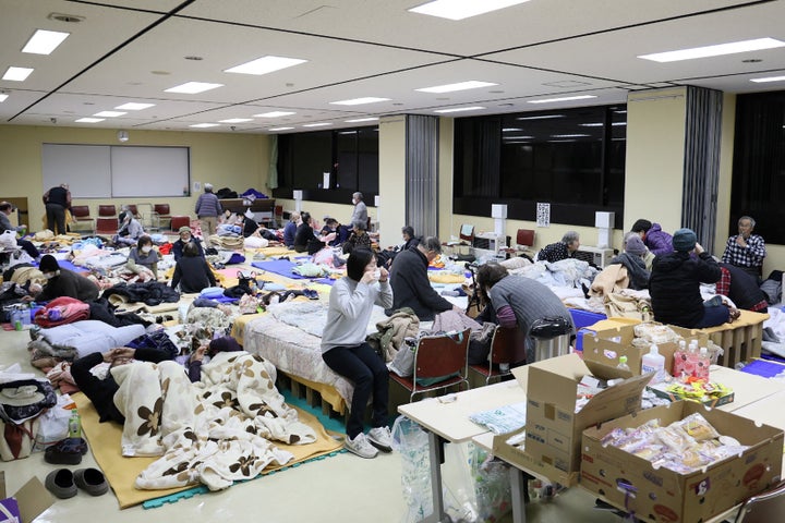 山林火災の発生で開設された避難所に身を寄せる住民たち（岩手県大船渡市、2025年2月27日）