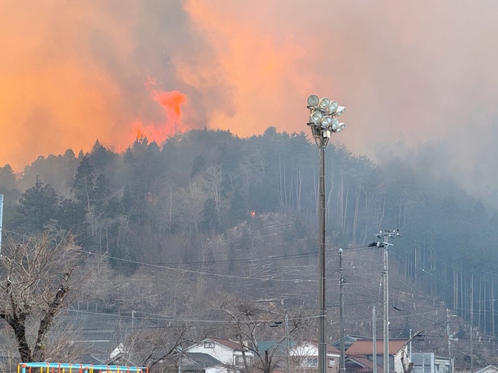 岩手県大船渡市で発生した山林火災＝2月26日午後3時、同市立綾里小から撮影［同市提供］