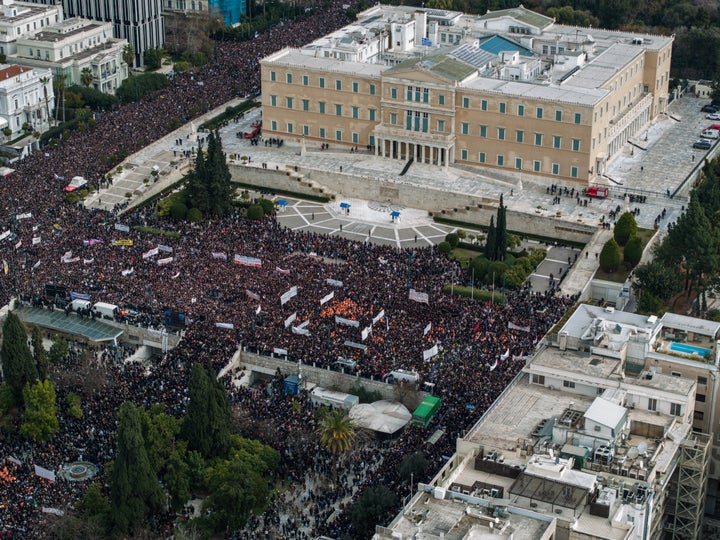 Πανοραμικό στιγμιότυπο που τραβήχτηκε στις 12.15 μ.μ. από την απεργιακή συγκέντρωση στην πλατεία Συντάγματος στην Αθήνα για τη συμπλήρωση δύο χρόνων από το σιδηροδρομικό δυστύχημα των Τεμπών, που στοίχισε τις ζωές 57 ανθρώπων, Παρασκευή 28 Φεβρουαρίου 2025. Συνδικάτα, ομοσπονδίες, σύλλογοι, ενώσεις, φορείς, οργανώσεις και κινήσεις πολιτών έχουν κηρύξει 24ωρη απεργία, στην μνήμη των θυμάτων με αίτημα να μην υπάρξει καμιά συγκάλυψη και να αποδοθεί δικαιοσύνη.