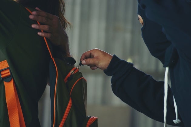 Τρεις 17χρονοι τραυματίστηκαν από τα χτυπήματα, ενώ ο τέταρτος φέρει τραύματα με αιχμηρό αντικείμενο στο στέρνο και στο πόδι.