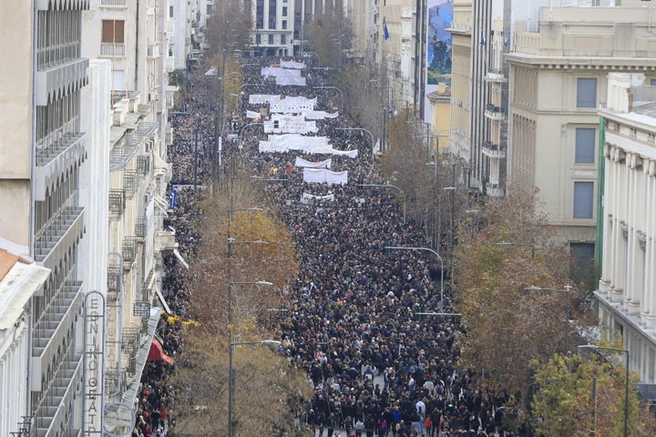 Οι συγκεντρώσεις σε όλη τη χώρα -αλλά και σε πόλεις του εξωτερικού- οδηγούν την κυβέρνηση σε αναδίπλωση