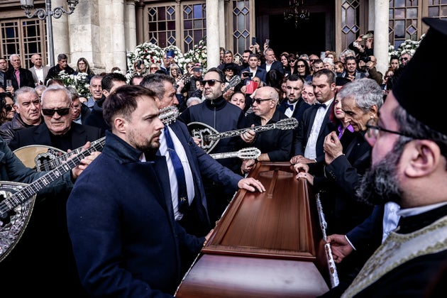 Πλήθος κόσμου αποχαιρέτησε τον Μανώλη Λιδάκη