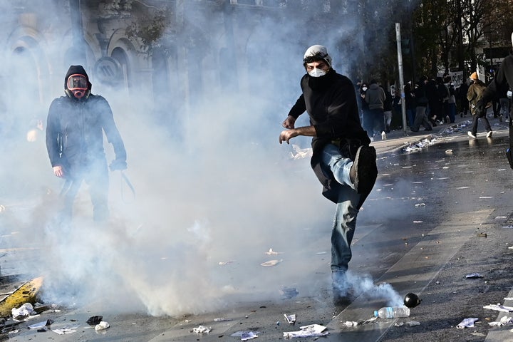 Σοβαρά επεισόδια στο Σύνταγμα - Μολότοφ, χημικά και βανδαλισμοί.