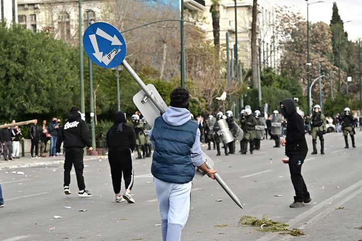 Σοβαρά επεισόδια στο Σύνταγμα - Μολότοφ, χημικά και βανδαλισμοί