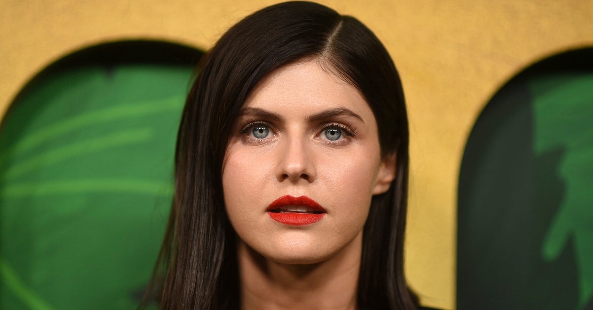 NextImg:Alexandra Daddario Slams Critics: 'I'm Not A Bad Actress. I Got An Emmy Nomination'