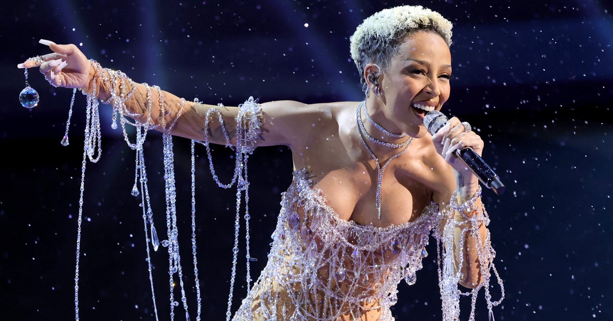 NextImg:Doja Cat Sings In Oscars ‘James Bond’ Medley, And People Are Shaken, Not Stirred