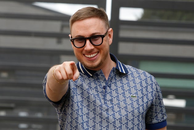 ΡΩΜΗ, ΙΤΑΛΙΑ - 23 ΑΠΡΙΛΙΟΥ 2024: Ο Ιταλός μουσικός και πορνοστάρ Max Felicitas κατά τη διάρκεια της τηλεοπτικής εκπομπής της RAI 